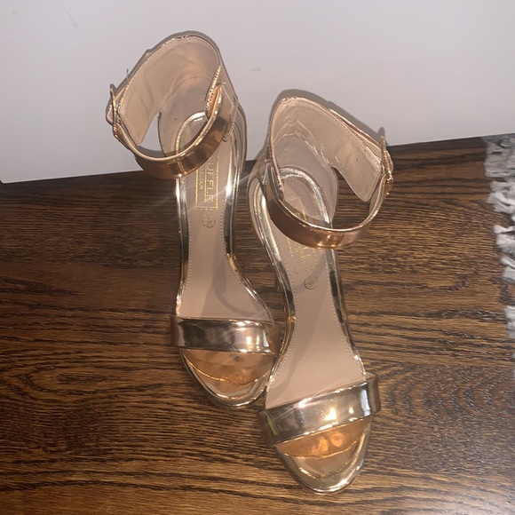 Gold heels - Picture 3 of 3
